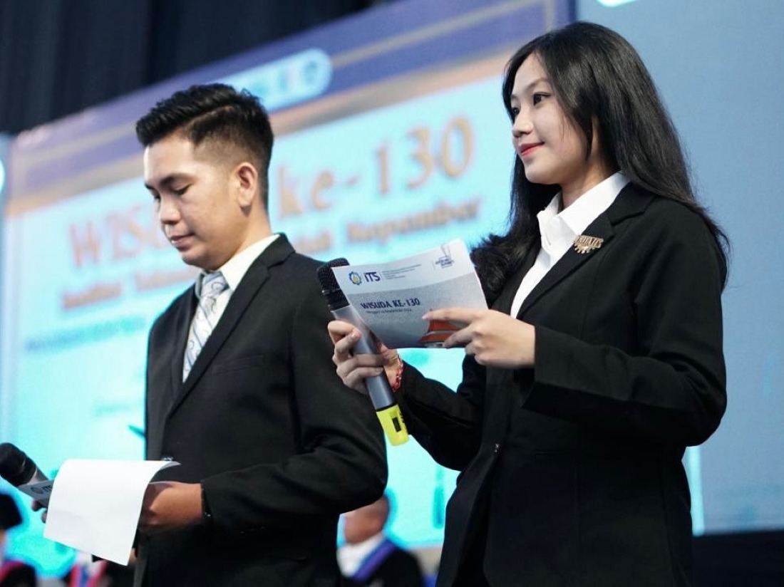 Komang Tris Astra Putri Adnyani (kanan) saat menjadi pembawa acara yang merupakan bagian dari tugasnya sebagai salah satu Duta ITS 2024