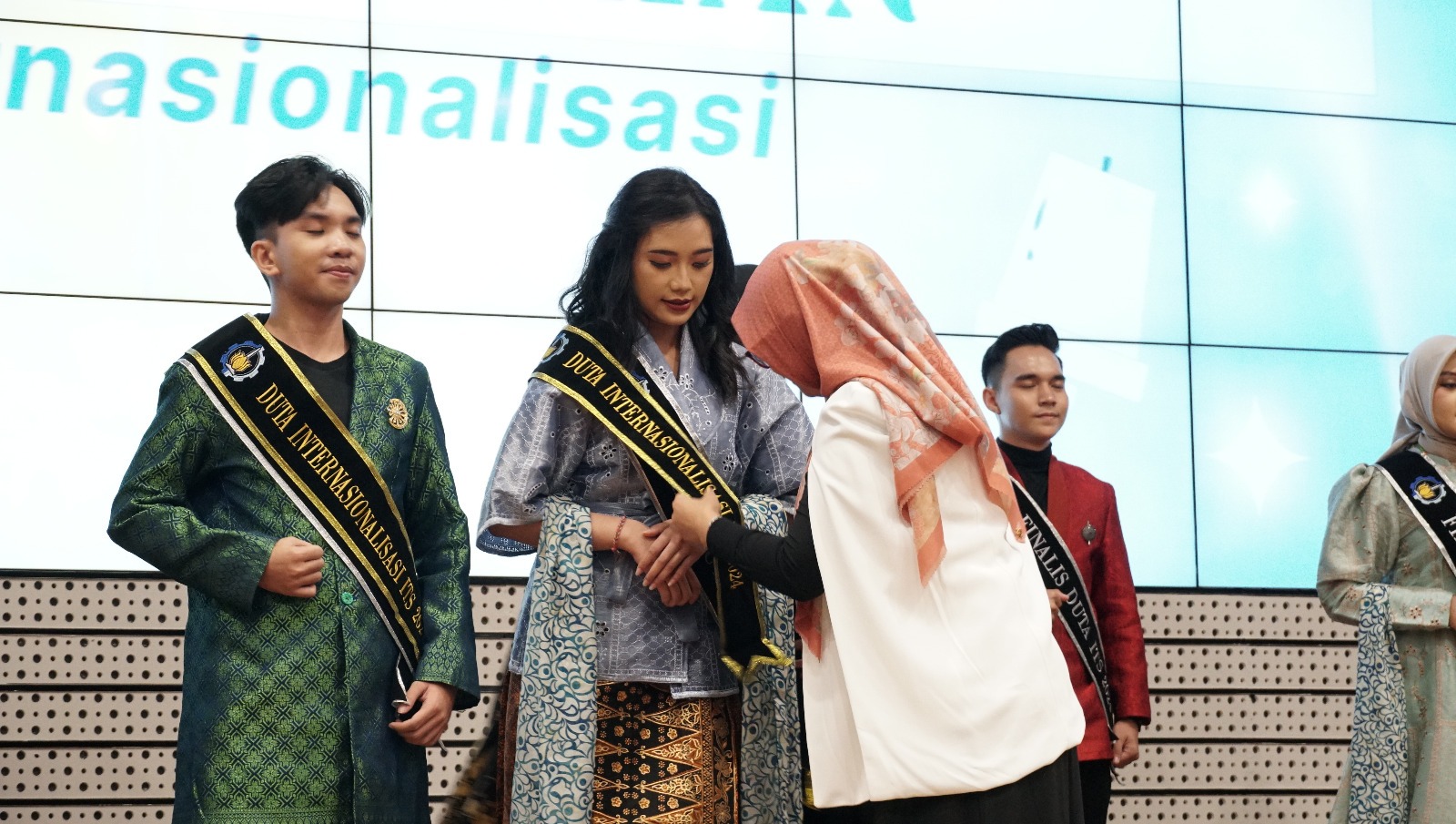 Komang Tris Astra Putri Adnyani saat berhasil dinobatkan sebagai Duta Internasionalisasi dalam final pemilihan Duta ITS 2024
