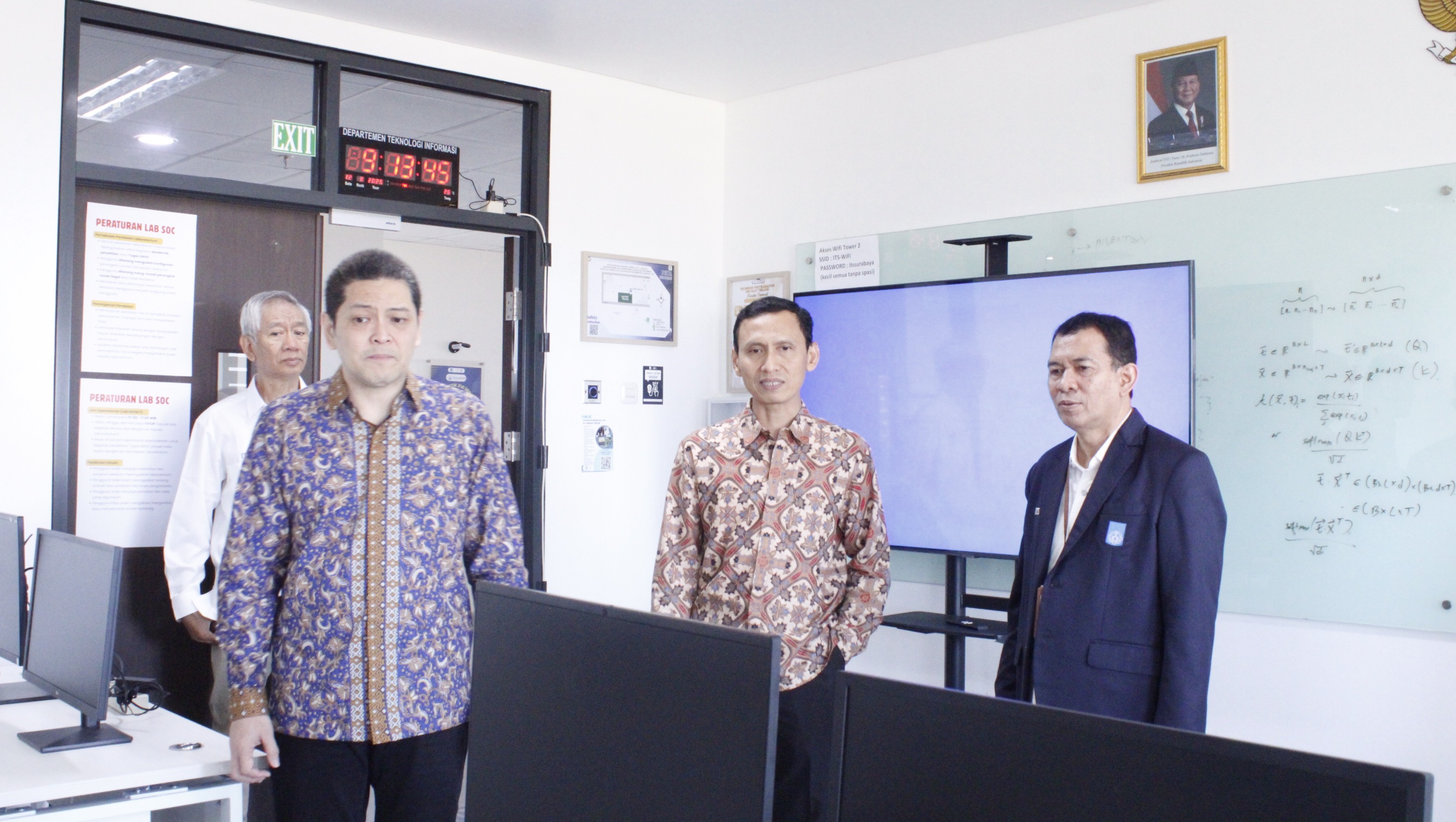 Kunjungan asesor Drtechn Saiful Akbar ST MT (tengah) dan DrEng Steven Ray Sentinuwo ST MTI (kiri) dalam mengecek fasilitas laboratorium Departemen Teknologi Informasi dengan Kepala Departemen Drtechn Ir Raden Venantius Hari Ginardi MSc (kanan)