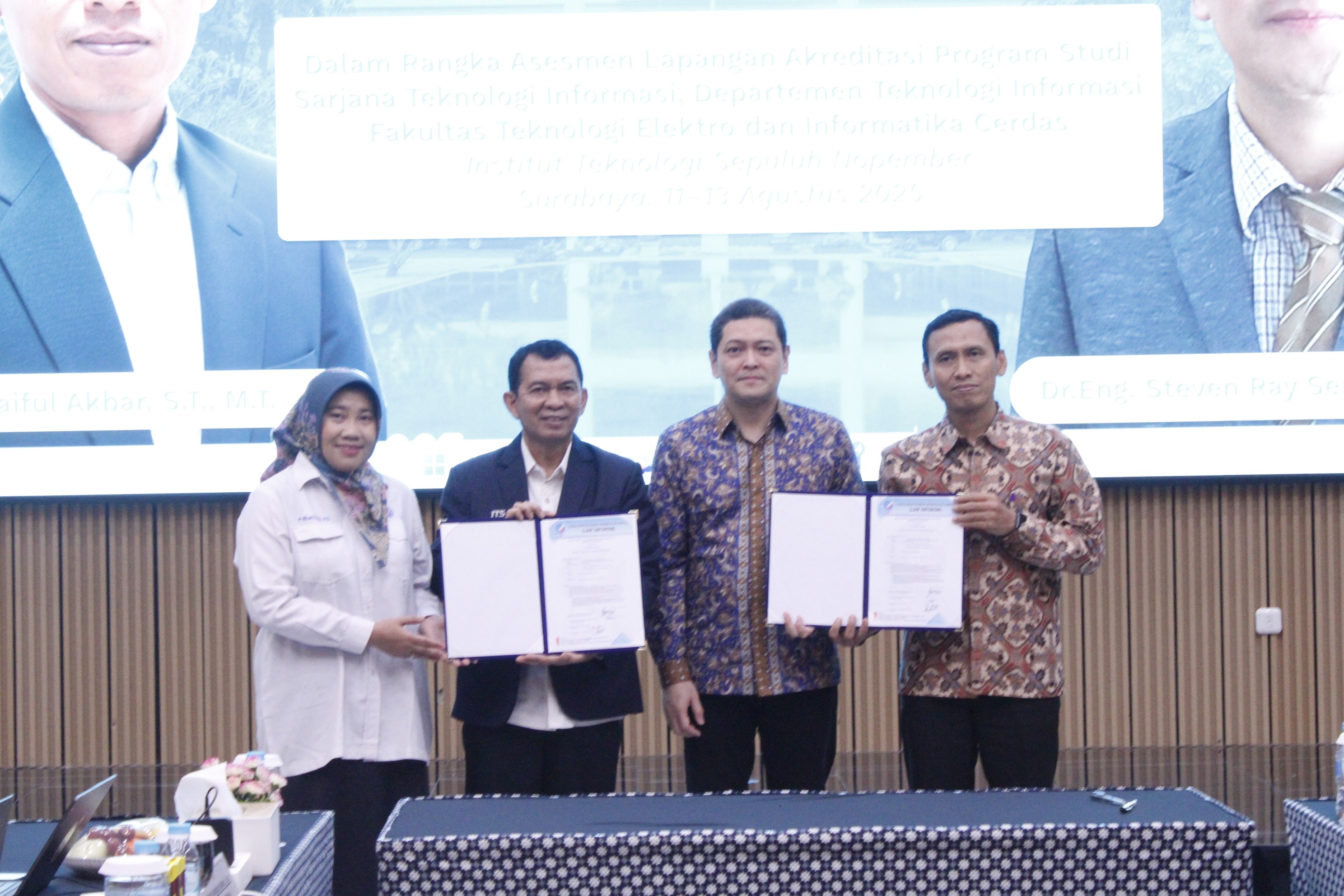 Serah terima surat Asesmen Lapangan Akreditasi asesor LAM INFOKOM dan Kepala Departemen Teknologi Informasi