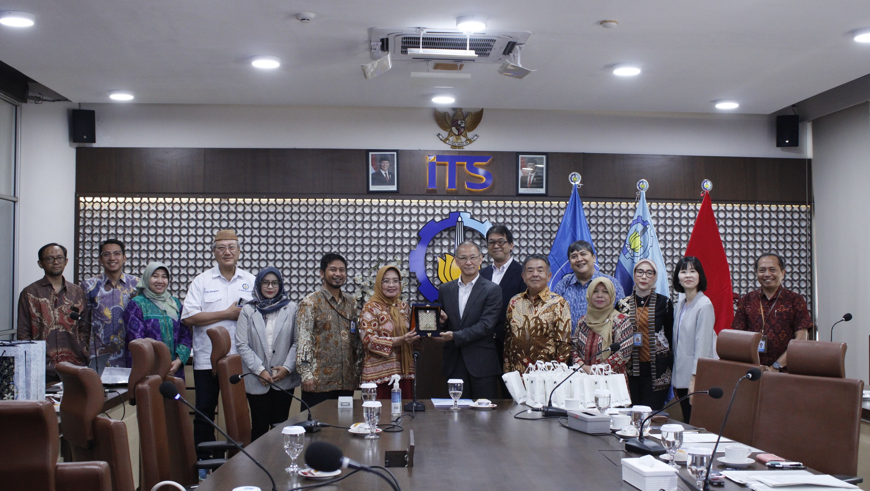 Delegasi Hitachi beserta para peneliti ITS