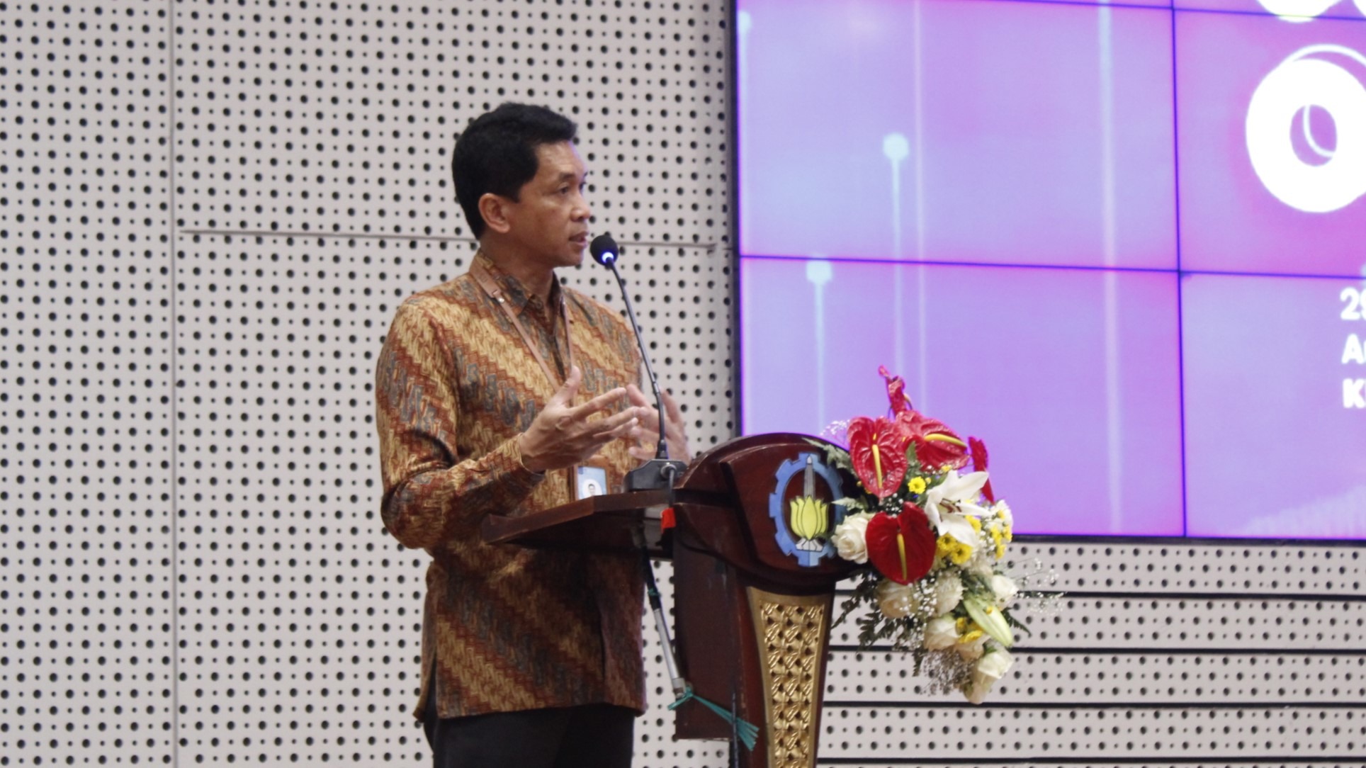 Foto Rektor ITS Prof Ir Bamban Pramujati ST Msc Eng PhD saat memberikan sambutan pada gelaran Leadership Learning Series 