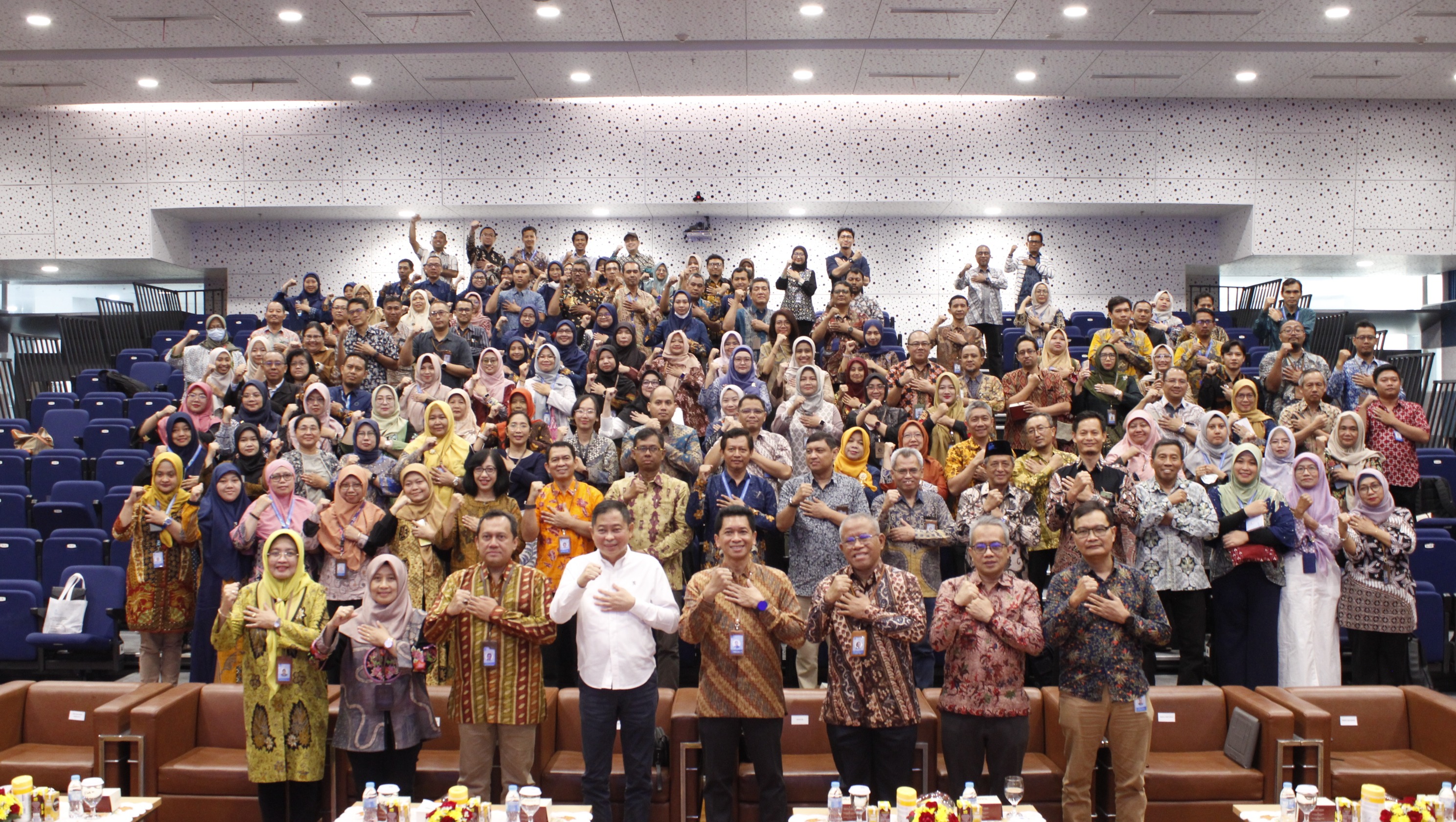 Foto Ignasius Jonan (empat dari kiri depan) beserta jajaran pimpnan ITS dalam kegiatan Leadership Learning Series di Auditorium Gedung Research Center ITS