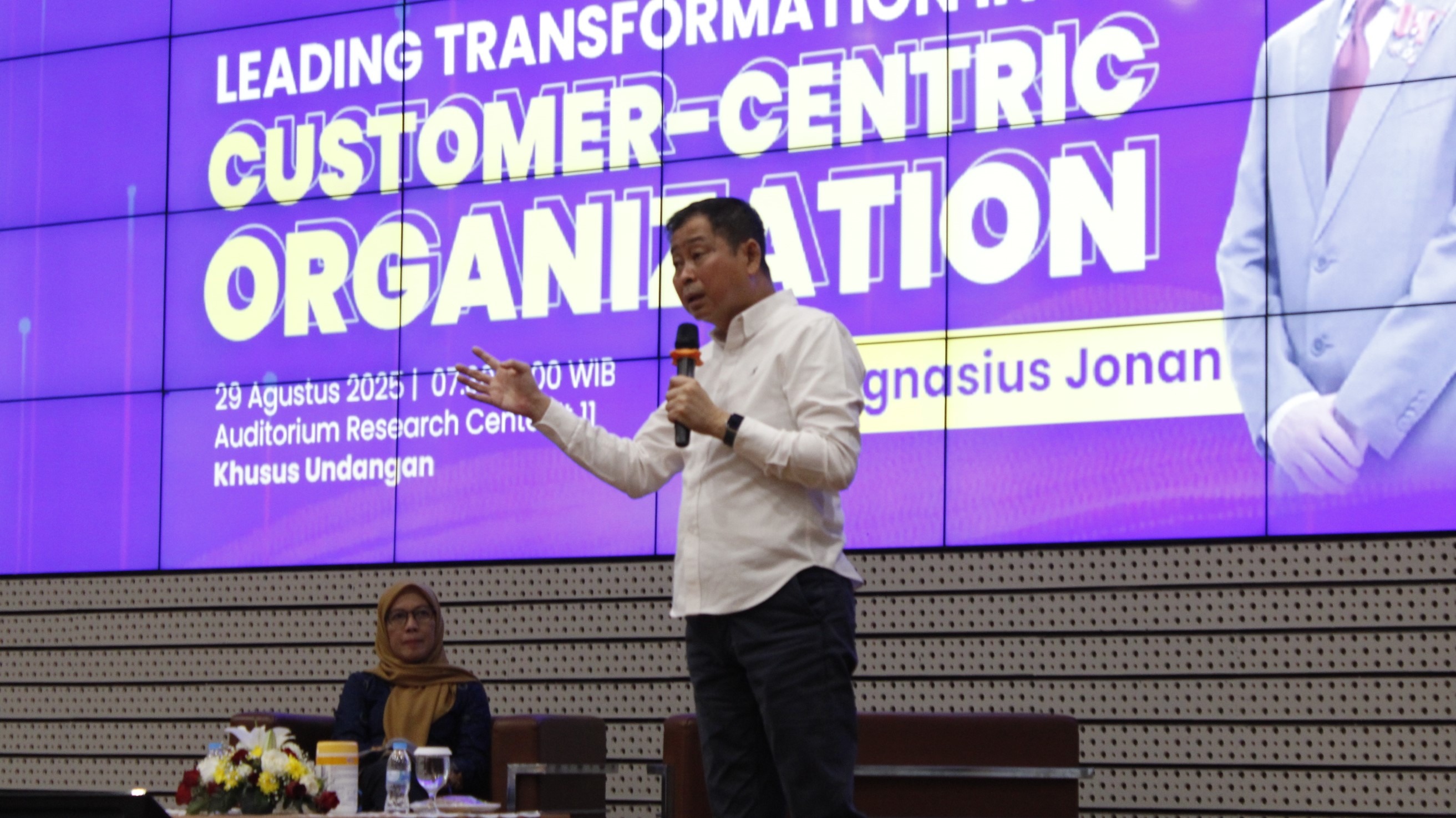 Foto Menteri Perhubungan Republik Indonesia periode 2014–2016 Ignasius Jonan saat menjawab pertanyaan yang diajukan oleh peserta sekolah kepemimpinan