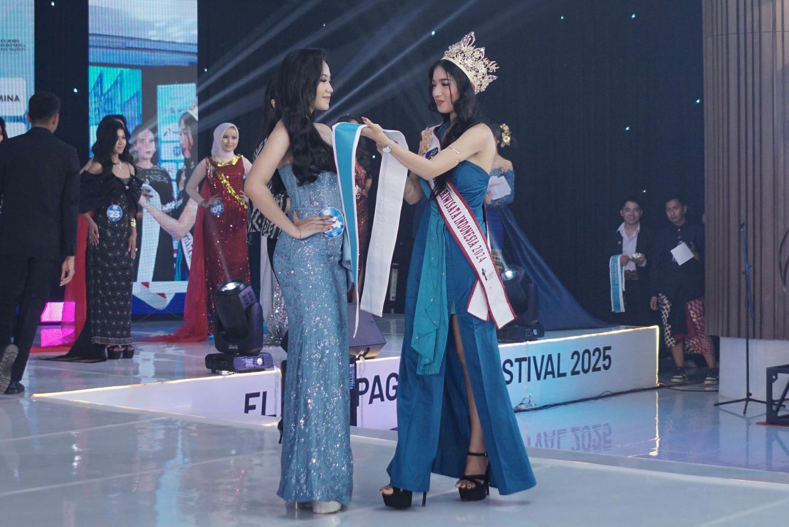 Mahasiswa ITS Komang Tris Astra Putri Adnyani saat menerima penyematan gelar sebagai Putri Kampus Persahabatan dan Putri Kampus Teknik di ajang Putri Kampus Indonesia 2025