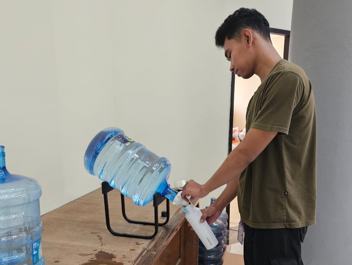 Mahasiswa baru (maba) ITS saat mengisi ulang tumbler pribadi pada galon yang disediakan di berbagai titik saat rangkaian PPKMB 2025
