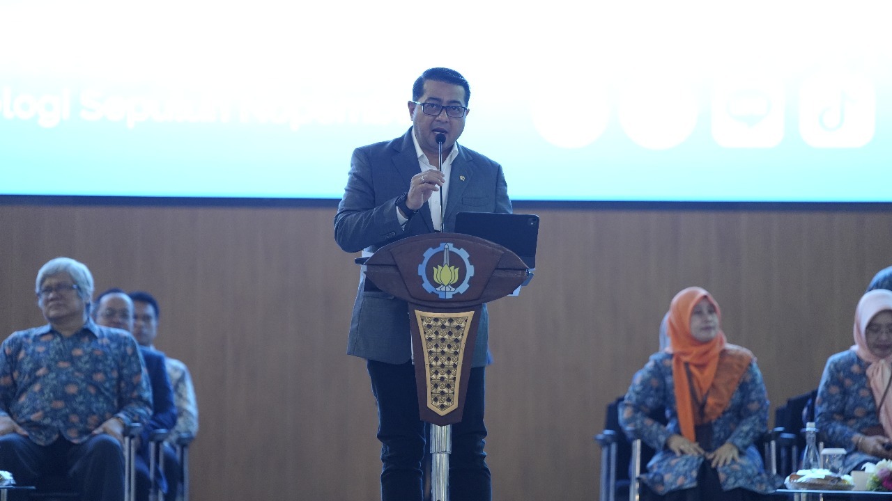 Menteri Ekonomi Kreatif RI Dr Teuku Riefky Harsya BSc MT Ketika menyampaikan kuliah tamu dalam Studium Generale di Grha ITS
