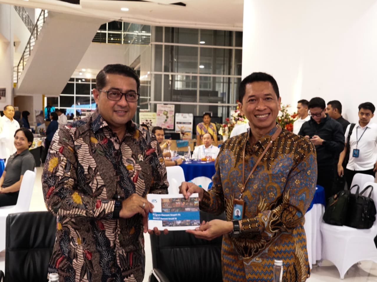 Menteri Ekonomi Kreatif RI Teuku Riefky Harsya BSc MT (kiri) melakukan serah terima proposal Program Ekonomi Kreatif ITS dengan Rektor ITS Bambang Pramujati ST MSc Eng PhD (kanan)