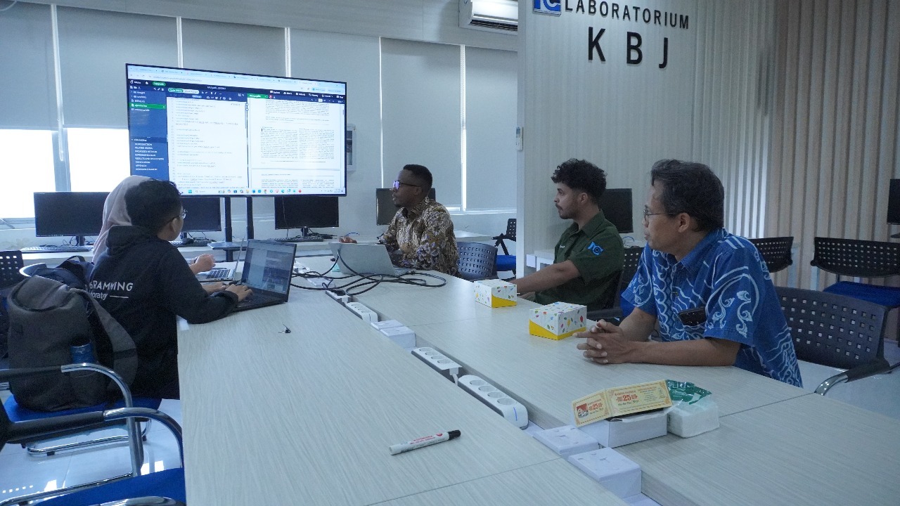 Ntivuguruzwa Jean De La Croix (tiga dari kanan) bersama grup risetnya saat berdiskusi dengan Prof Tohari Ahmad SKom MIT PhD