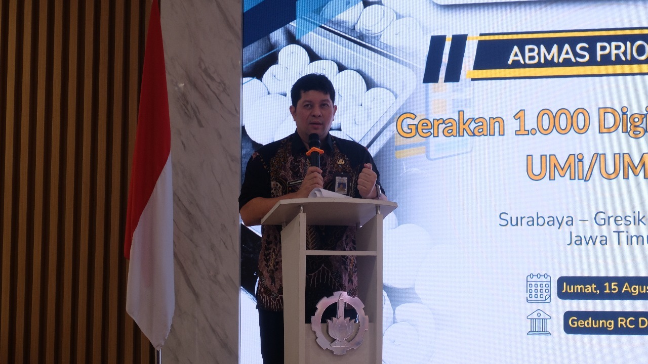 Perwakilan Dinas Koperasi dan Usaha Kecil Menengah (Dinkop UKM) Provinsi Jawa Timur Andrio Himawan Wahyu Aji SH MH memberikan sambutan dalam peresmian KKN Abmas Prioritas ITS