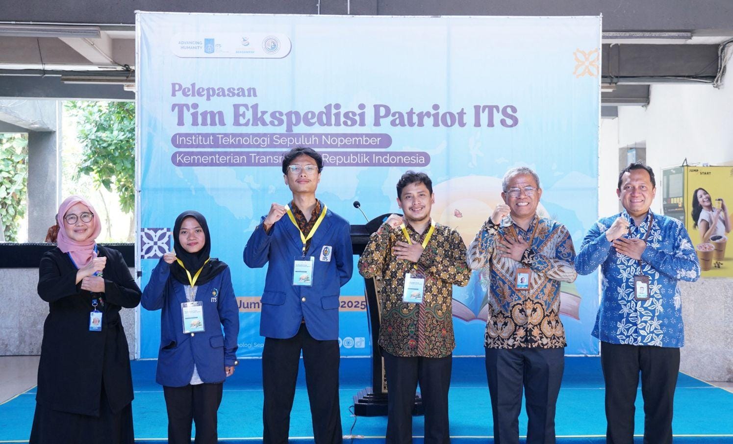 Perwakilan Tim Ekspedisi Patriot ITS secara simbolis resmi dilepas oleh petinggi ITS dalam misi pembangunan desa yang lebih inklusif dan berkelanjutan di kawasan transmigrasi di Indonesia