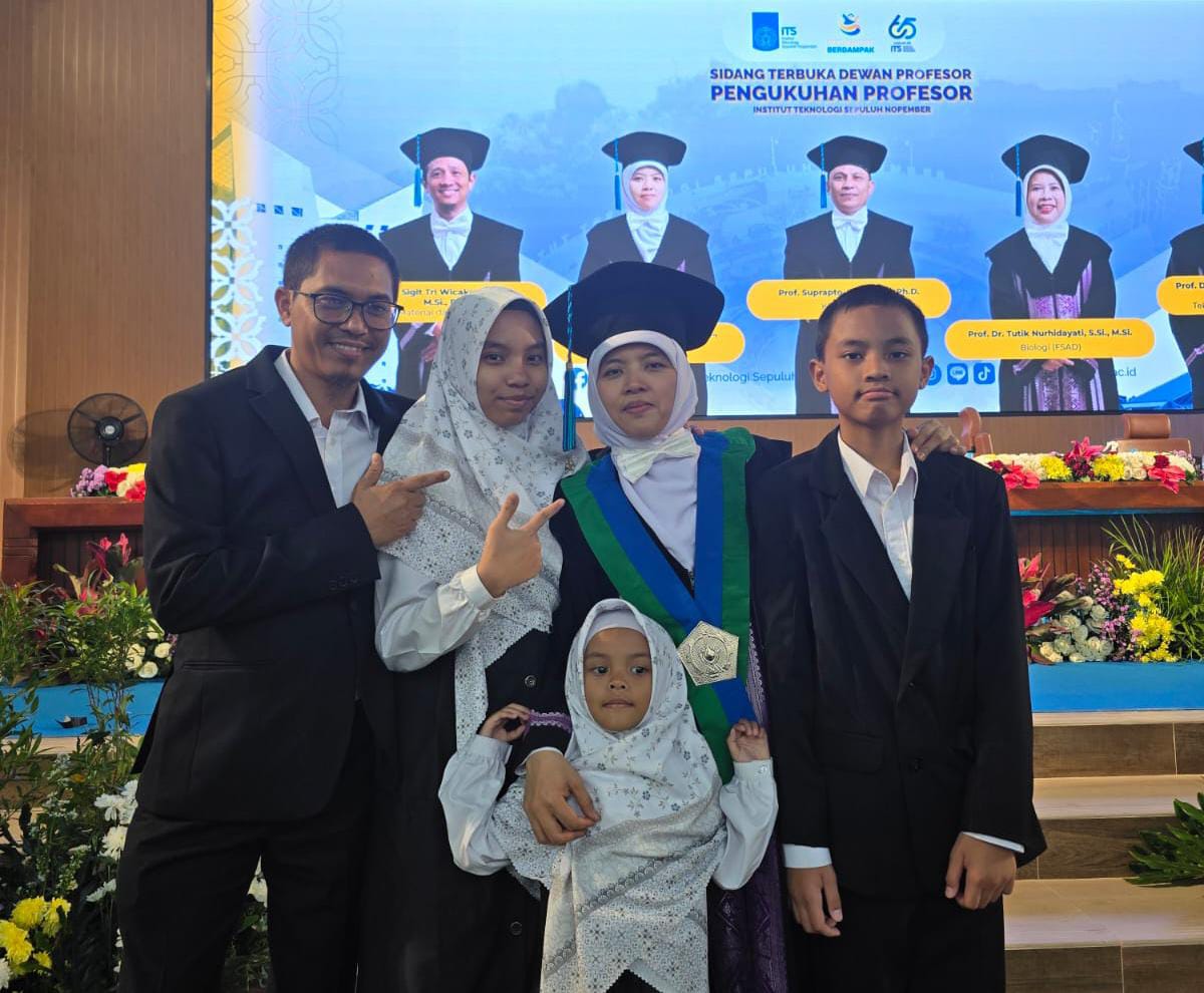 Prof Yatim Lailun Ni'mah SSi MSi PhD bersama keluarganya usai acara pengukuhan profesor