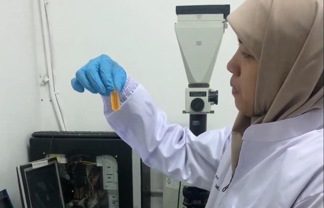 Prof Yatim Lailun Ni'mah SSi MSi PhD ketika melakukan uji laboratorium untuk risetnya
