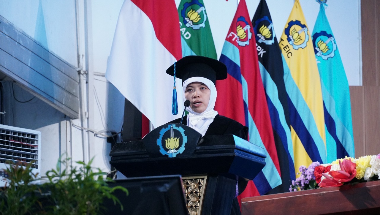 Prof Yatim Lailun Ni'mah SSi MSi PhD saat memaparkan orasi ilmiahnya pada Sidang Terbuka Pengukuhan Profesor ITS