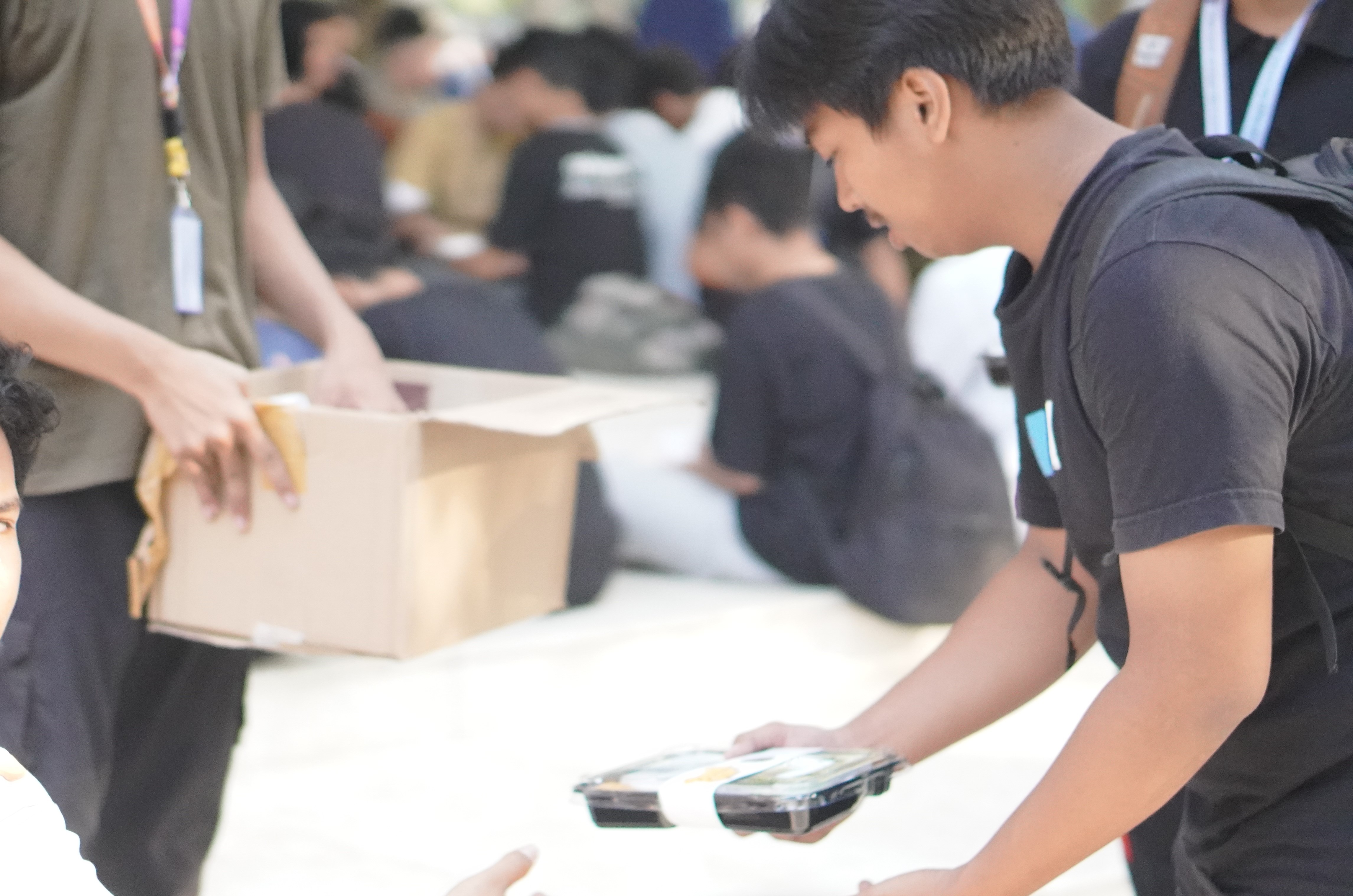 Proses pemilahan sampah organik dan anorganik dalam rangkaian kegiatan PKKMB 2025