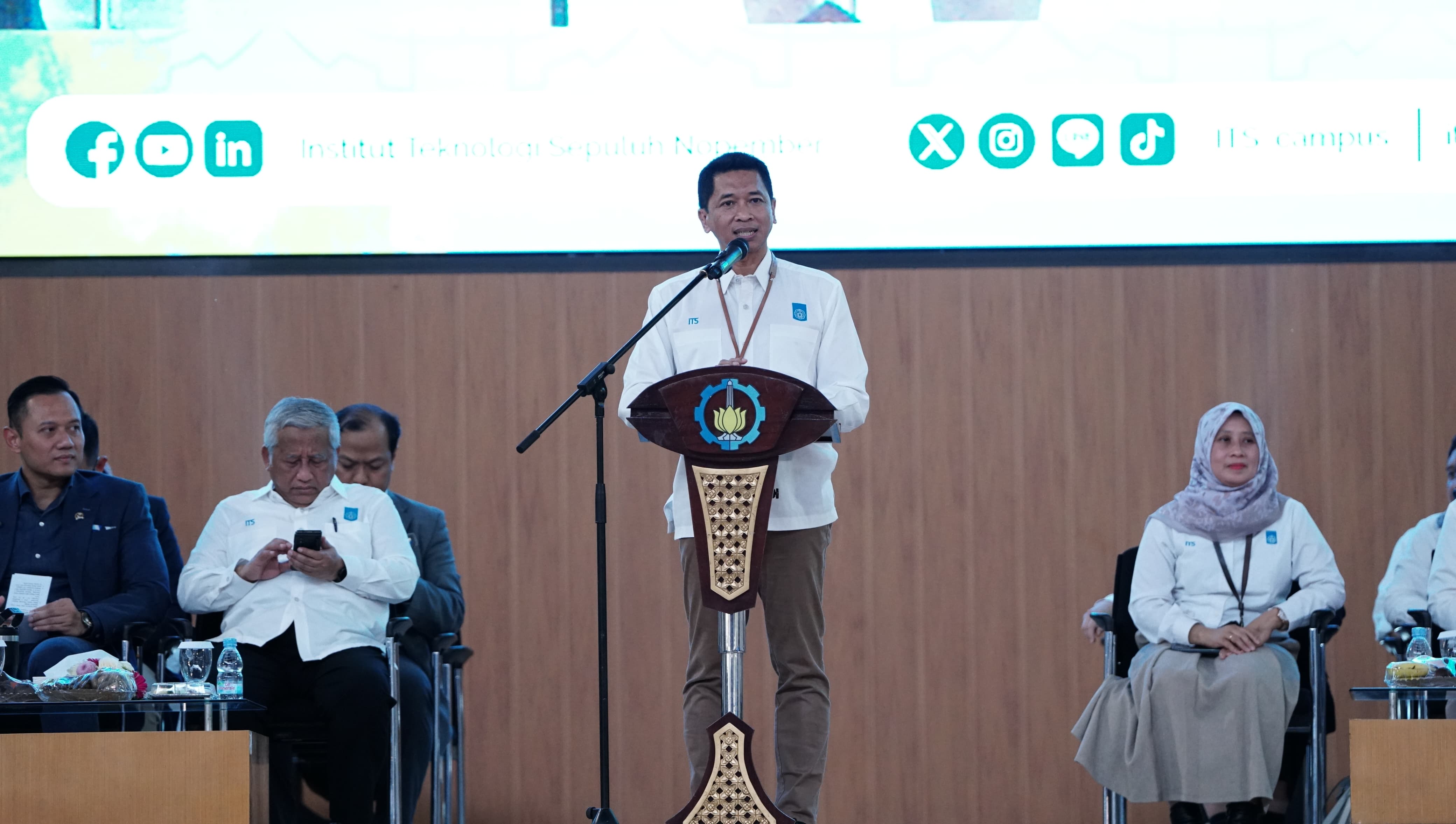 Rektor ITS Prof Ir Bambang Pramujati ST MScEng PhD ketika menyambut dengan hangat kunjungan Menteri Koordinator Bidang Infrastruktur dan Pembangunan Kewilayahan Republik Indonesia Dr Agus Harimurti Yudhoyono MSc MPA MA di ITS