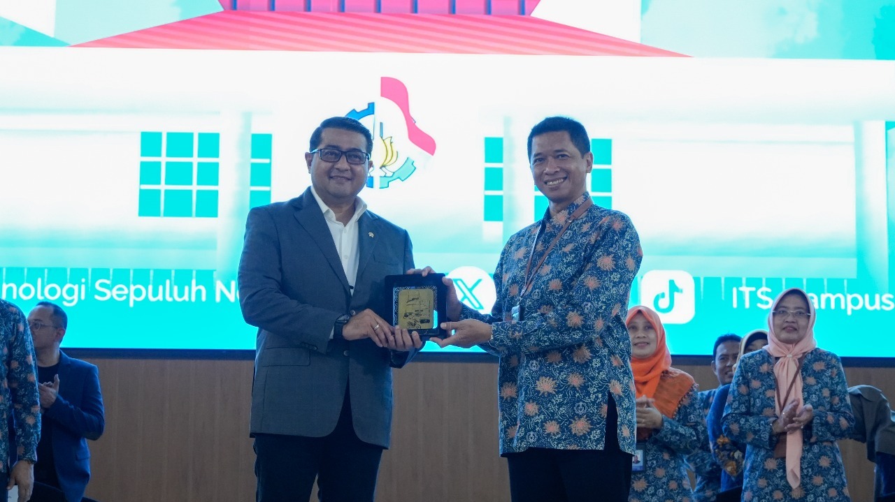 Rektor ITS Prof Ir Bambang Pramujati ST MSc Eng PhD (kanan) menyerahkan cinderamata kepada Menteri Ekonomi Kreatif RI Teuku Riefky Harsya BSc MT dalam Studium Generale pada PKKMB ITS 2025 di Grha Sepuluh Nopember