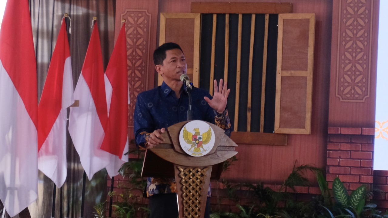 Rektor ITS Prof Ir Bambang Pramujati ST MSc Eng PhD saat memberikan sambutan pada penutupan KKN Tematik Literasi 2025