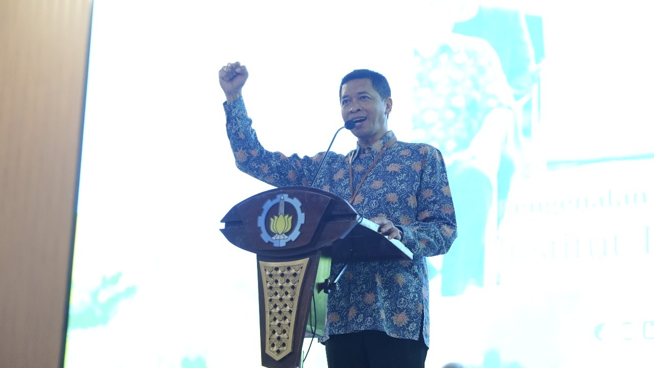 Rektor ITS Prof Ir Bambang Pramujati ST MScEng PhD ajak maba ITS 2025 untuk semangat mengukir prestasi pada Kegiatan PKKMB ITS