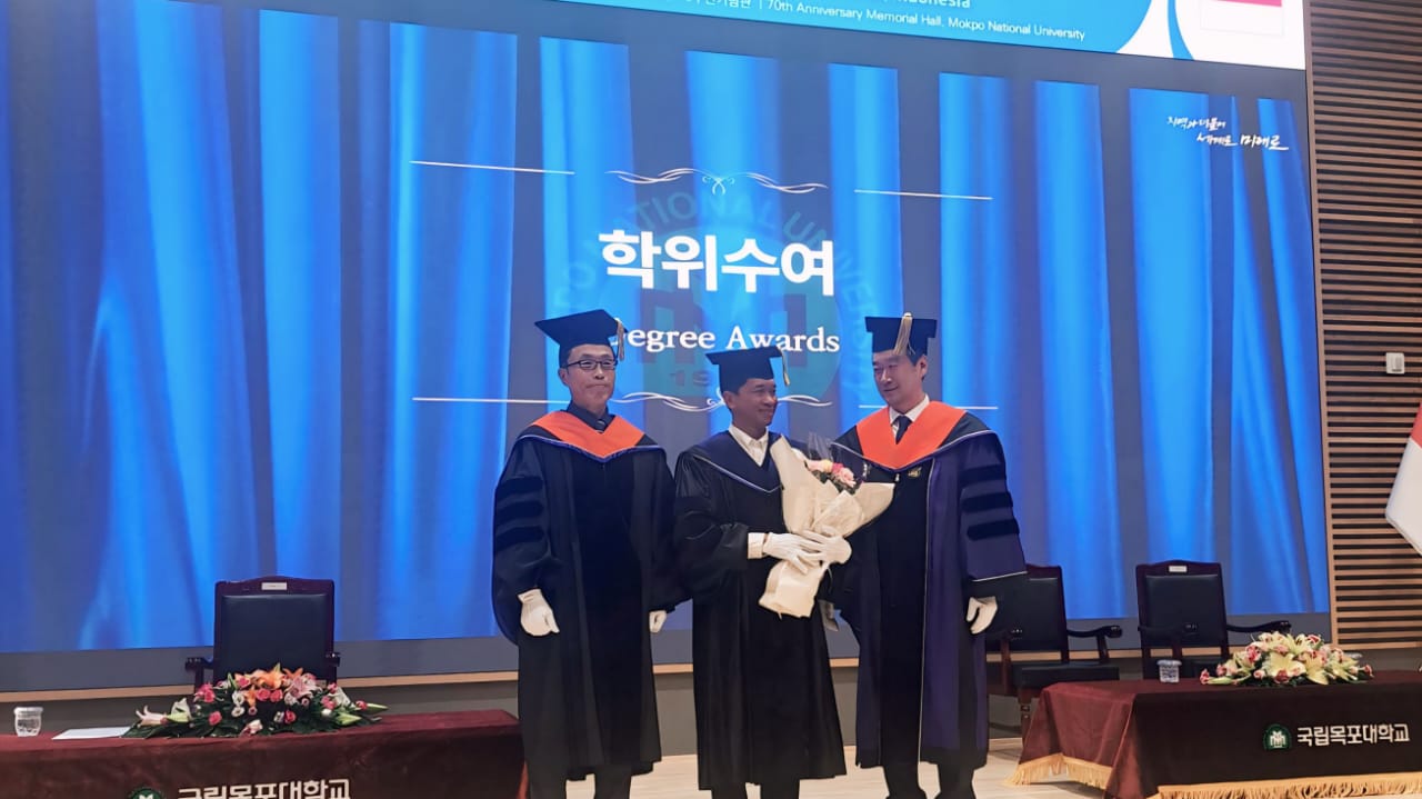 Rektor ITS Prof Ir Bambang Pramujati ST MScEng PhD bersama petinggi Mokpo National University ketika penganugerahaan gelar Doktor Honoris Causa
