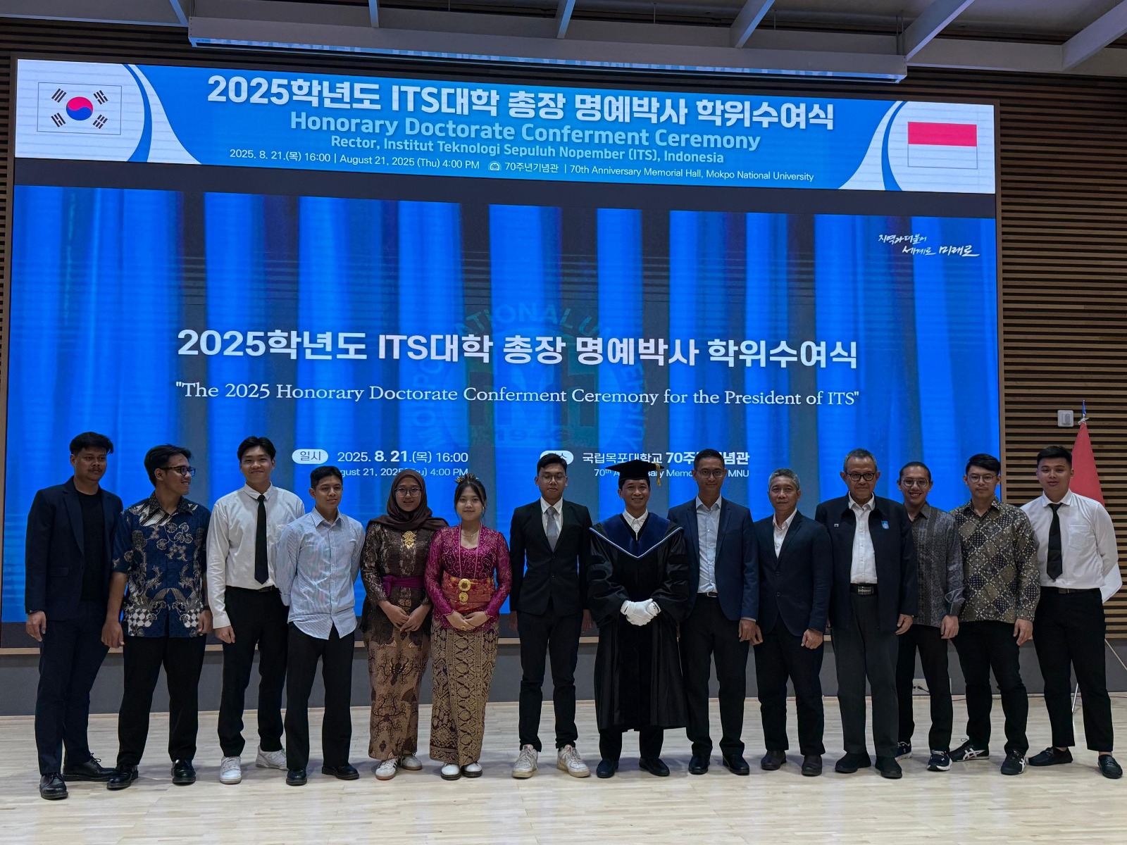 Rektor ITS Prof Ir Bambang Pramujati ST MScEng PhD (bertoga) bersama para perwakilan dari ITS usai penganugerahan gelar Doktor Honoris Causa di Mokpo National University