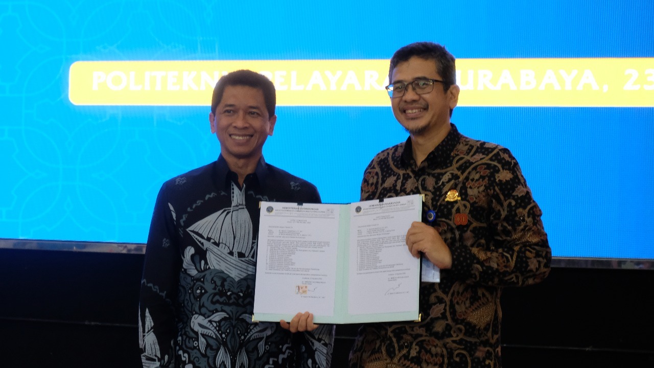 Rektor ITS Prof Ir Bambang Pramujati ST MScEng PhD (kiri) dan Kepala BPSDM Perhubungan Indonesia Dr Djarot Tri Wardhono ST MT menunjukkan naskah MoA yang telah ditandatangani