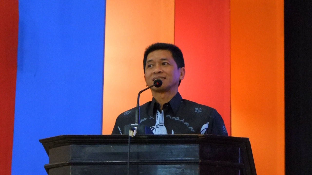 Rektor ITS Prof Ir Bambang Pramujati ST MScEng PhD memberikan sambutan dalam kegiatan Hibah iStow yang dilaksanakan di Auditorium Politeknik Pelayaran Surabaya