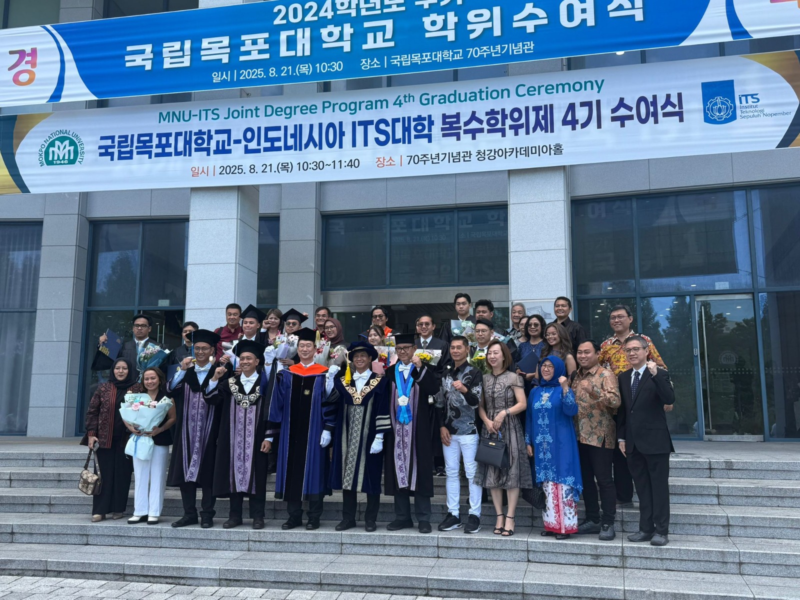 Rektor ITS Prof Ir Bambang Pramujati ST MScEng PhD turut menghadiri upacara wisuda program joint degree Departemen Teknik Perkapalan di Mokpo National University, Korea Selatan