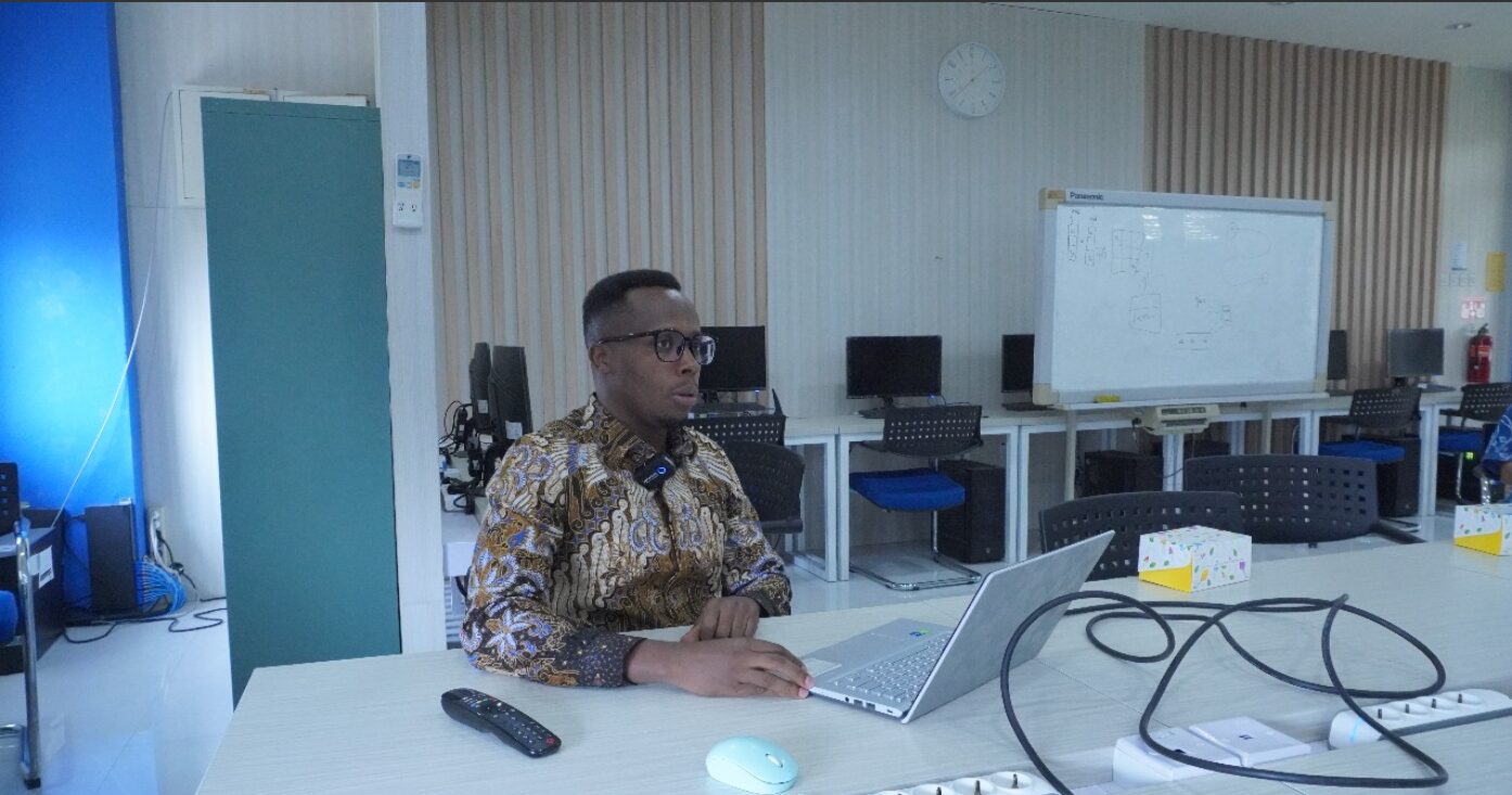 Mahasiswa Internasional Ntivuguruzwa Jean De La Croix calon wisudawan pada wisuda 132 dari program Doktor Ilmu Komputer (S-3) Departemen Teknik Informatika Institut Teknologi Sepuluh Nopember (ITS)