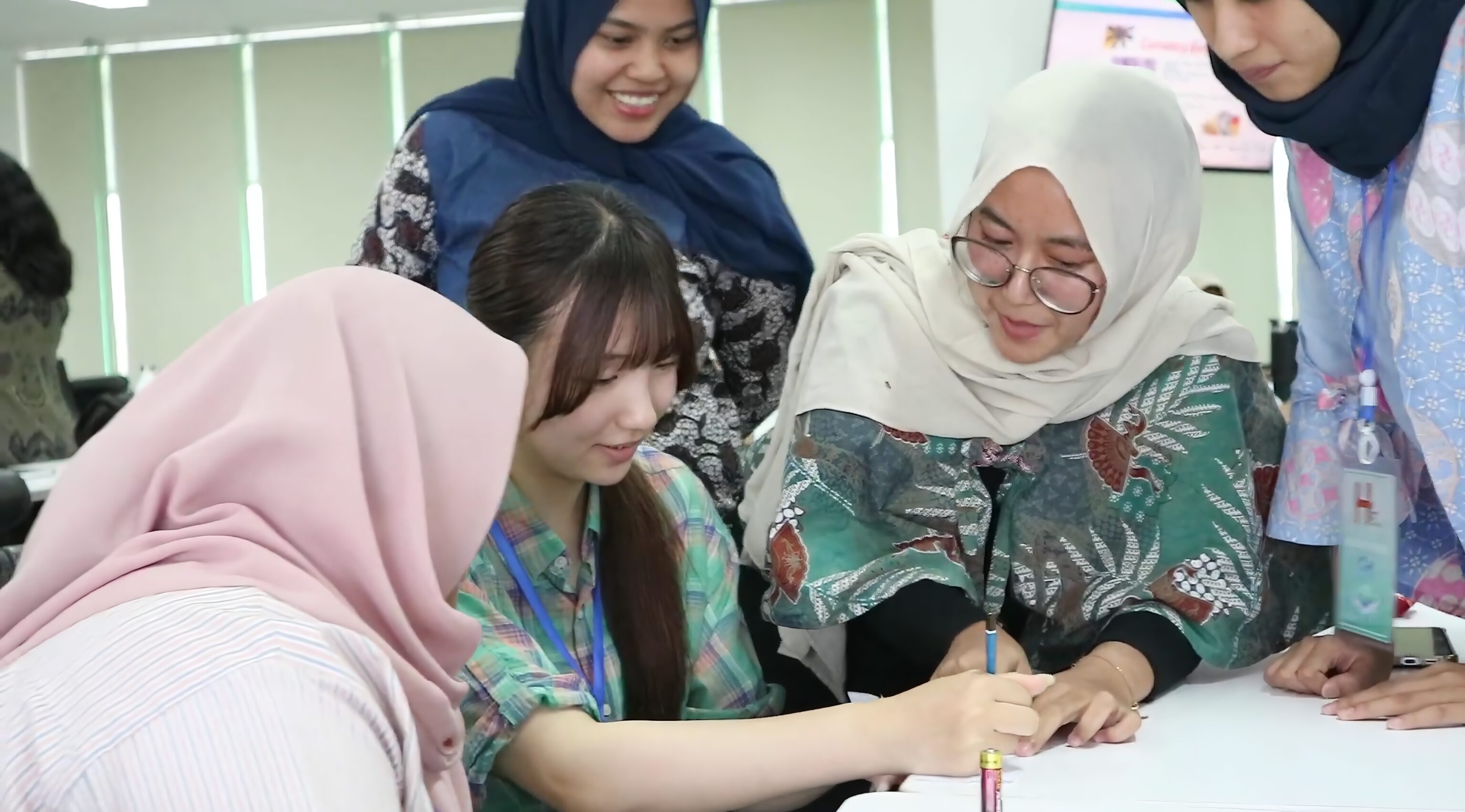 Gambar peserta Hybrid Asia Exploration (HAx) yang berasal dari berbagai negara sedang bertukar gagasan