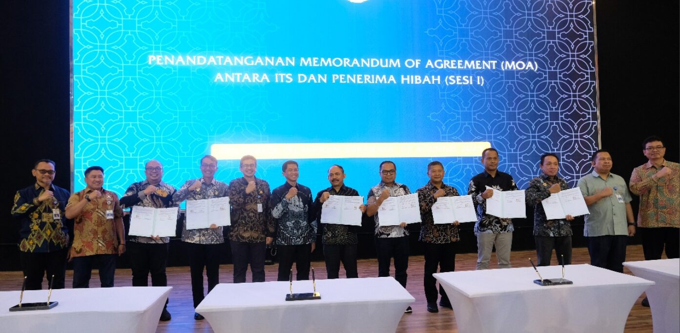Rektor ITS Prof Dr (HC) Ir Bambang Pramujati ST MScEng PhD (enam dari kiri) bersama para pimpinan dari Lembaga Pendidikan dan Kepelautan serta Mahkamah Pelayaran Indonesia usai penandatanganan MoA
