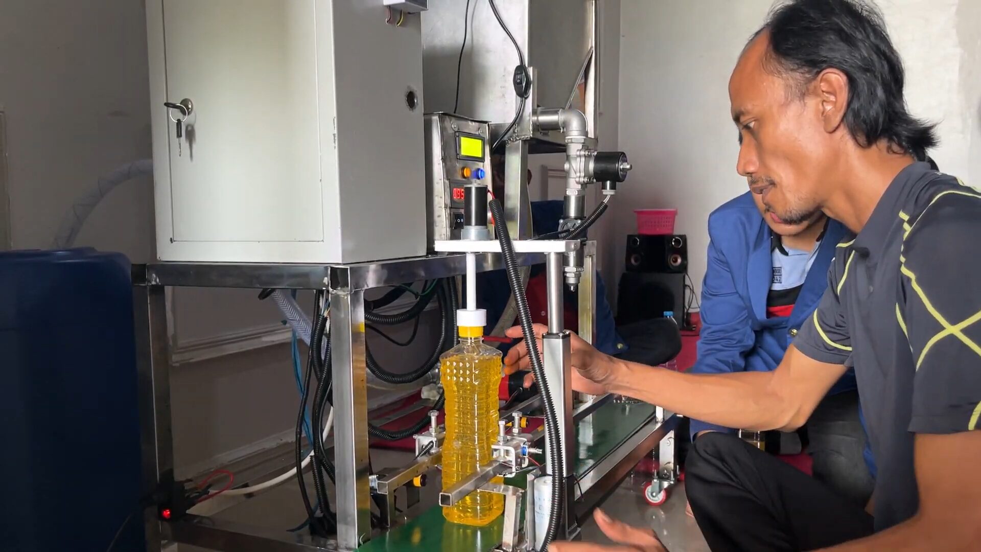 Pelatihan penggunaan Mesin Filling untuk membantu pengisian minyak goreng secara otomatis bagi UMKM CV Putra Bangsa Gresik