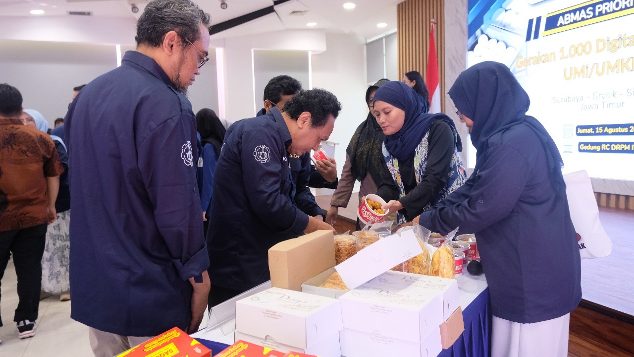 Sejumlah dosen ITS mencoba salah satu produk UMKM yang disajikan pada peresmian KKN Abmas Prioritas di Gedung Research Center ITS