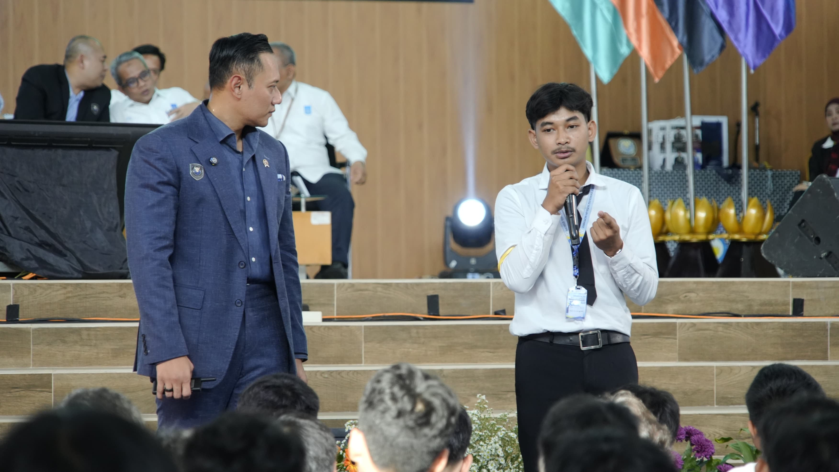 Semangat maba ITS 2025 dalam mendengarkan dan menanggapi materi yang diberikan AHY di studium generale ITS