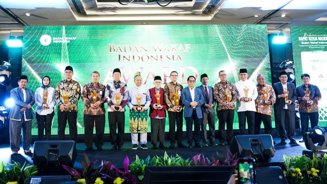 (Tiga dari kanan) Ketua LPDA ITS Dr Eng Kriyo Sambodho ST MEng saat menerima penghargaan BWI Awards 2025 pada kategori Wakif PTNBH Terbaik Bersama penerima penghargaan lain