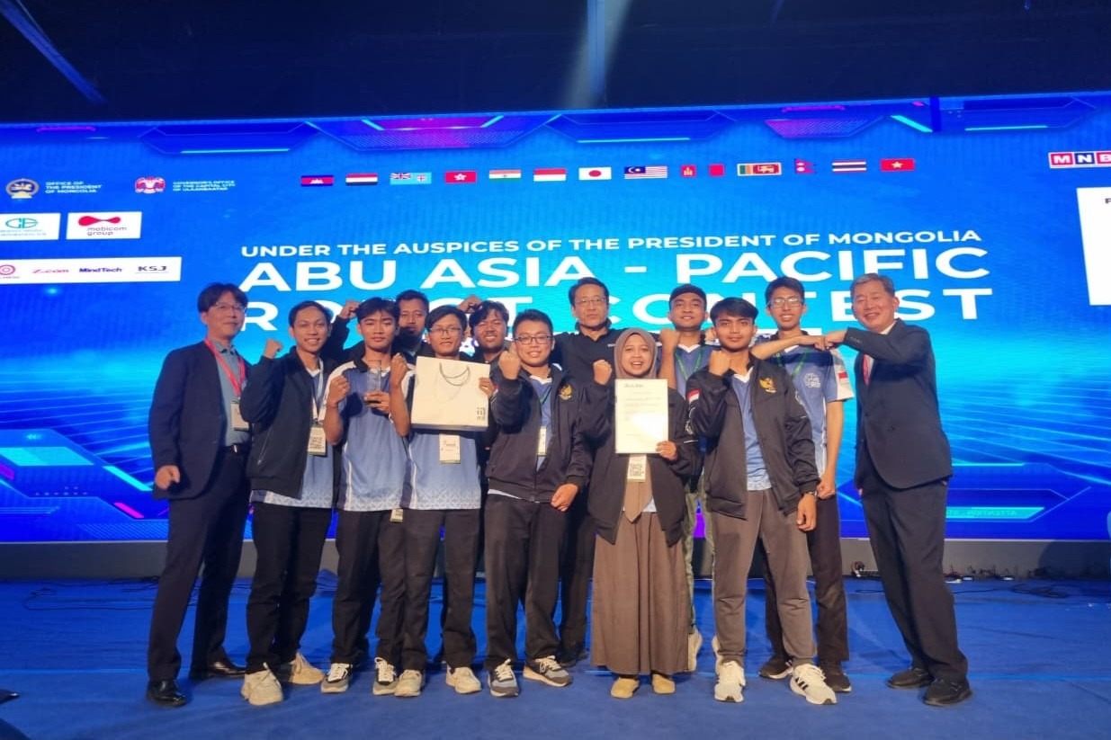 Tim ABU Robocon ITS bersama dosen pembimbing tim Moh Ismarintan Zazuli STrT MT (dua dari kiri) usai menerima penghargaan Best Design dan Kajima Award dalam ajang ABU Robocon 2025 di Mongolia