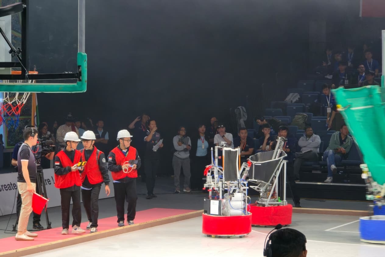 Tim ABU Robocon ITS (merah) saat bertanding melawan tim robot basket dari India di kompetisi ABU Robocon 2025 di Mongolia