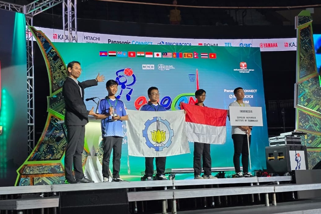 Tim ABU Robocon ITS saat meraih penghargaan Best Design dan Kajima Award dalam final ABU Robocon 2025 di Mongolia