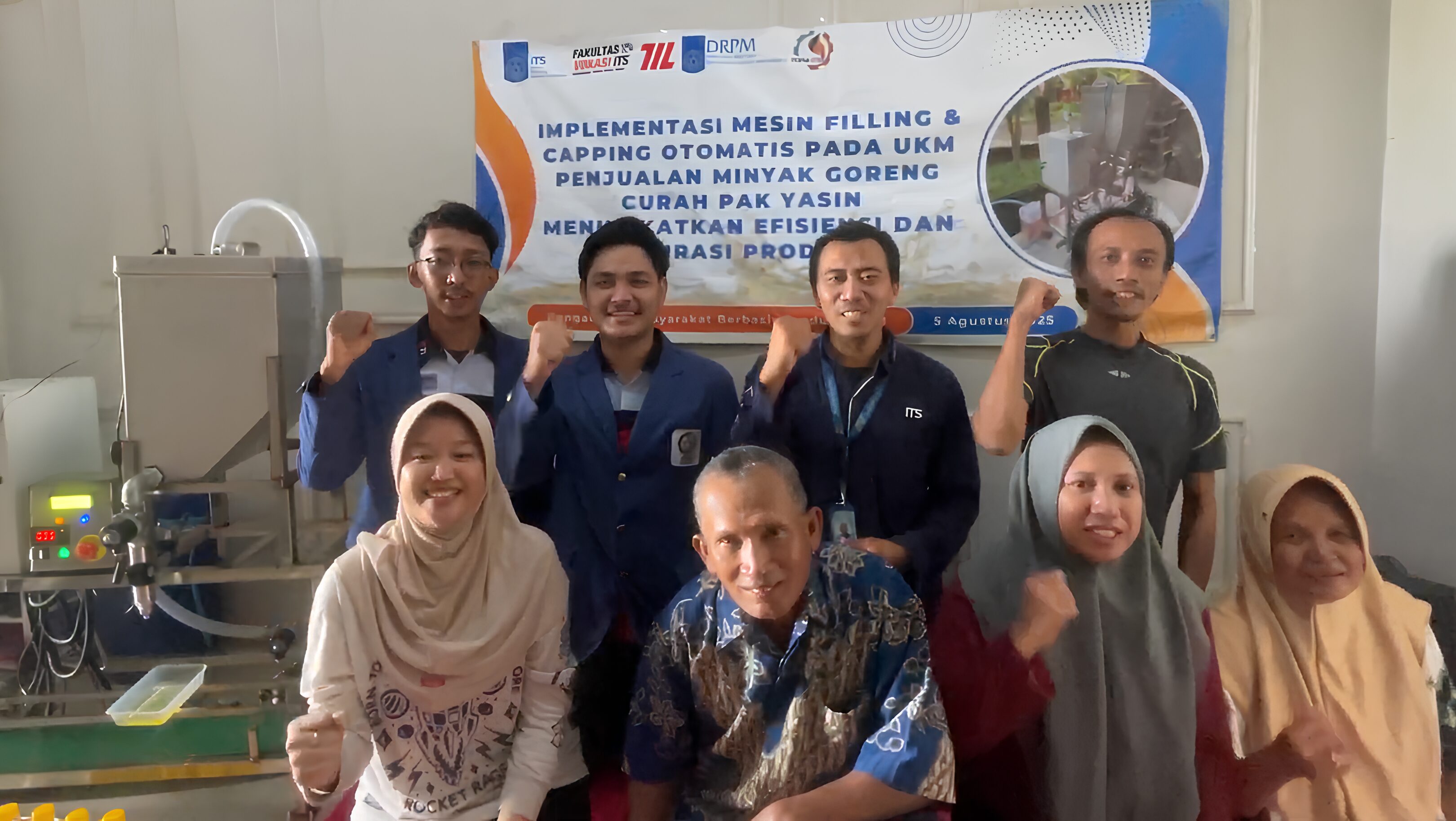 Tim abmas ITS bersama UMKM CV Putra Bangsa saat kegiatan sosialisasi penggunaan teknologi Filling dan Capping