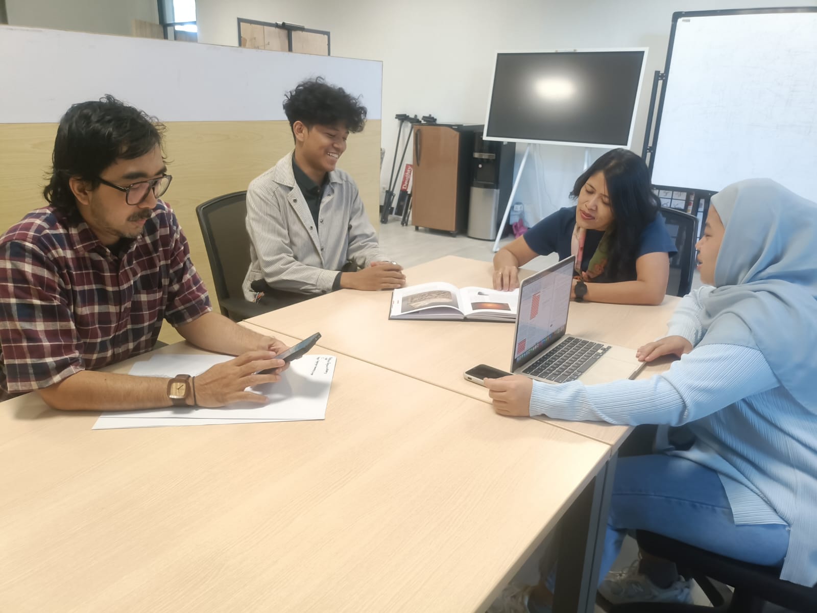 Tim Abmas saat berdiskusi mengenai buku buatannya