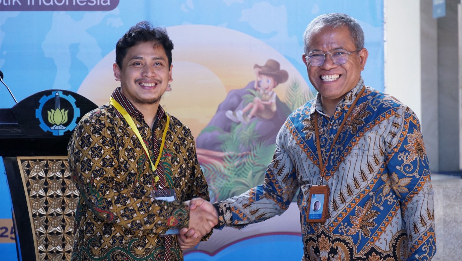 Wakil Rektor III ITS Imam Baihaqi ST MSc PhD (kanan) usai menyematkan kalung simbolis Tim Ekspedisi Patriot 2025 kepada perwakilan dosen ITS sebagai tanda resmi keberangkatan