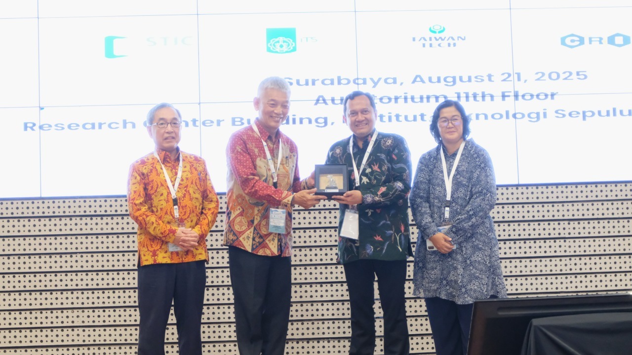 Wakil Rektor IV ITS Prof Agus Muhammad Hatta ST MSi PhD (dua dari kanan) menyerahkan cinderamata kepada Direktur Taiwan - Indonesia STIC Prof Jhy Chern-Liu