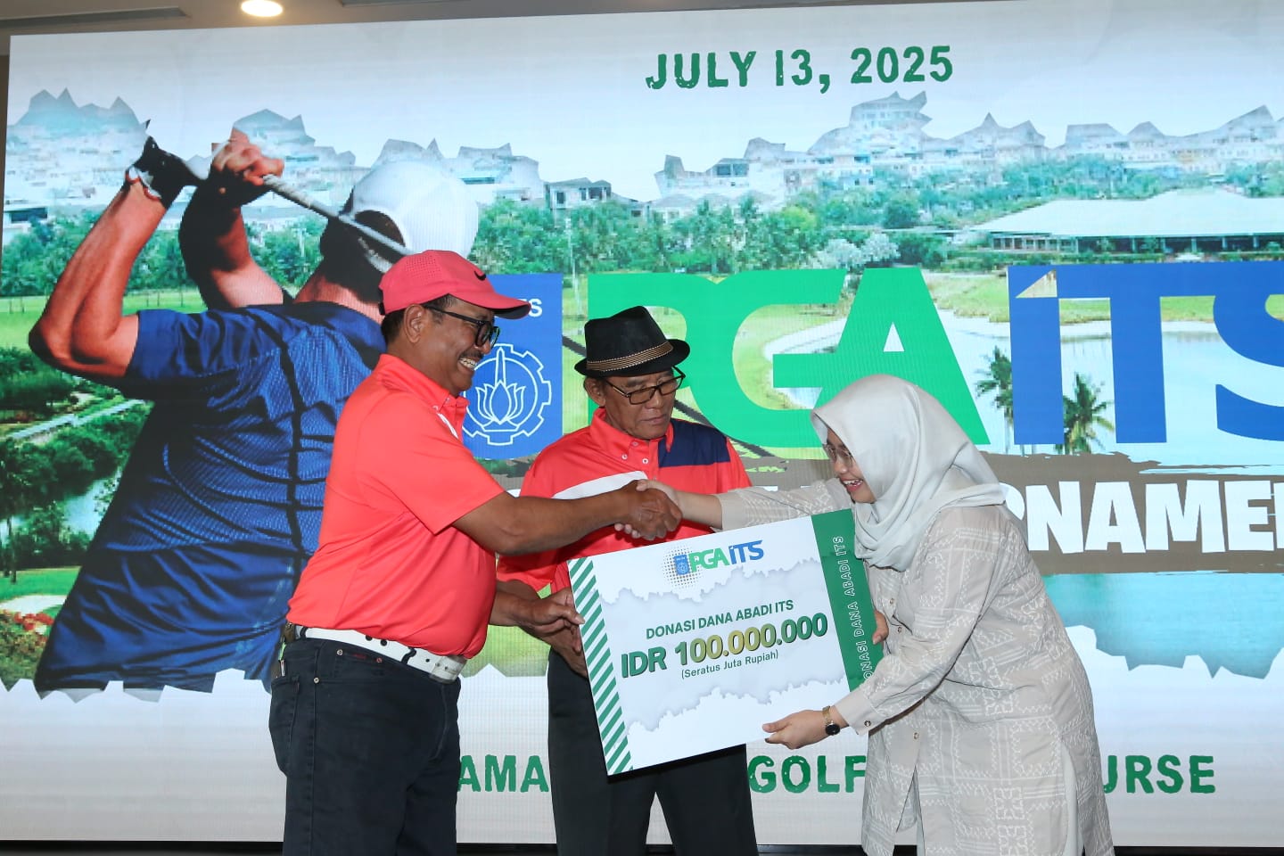 Gambar Simbolisasi penyerahan donasi dari alumni ITS kepada Dana Abadi ITS dalam kegiatan PGA ITS Golf Tournament