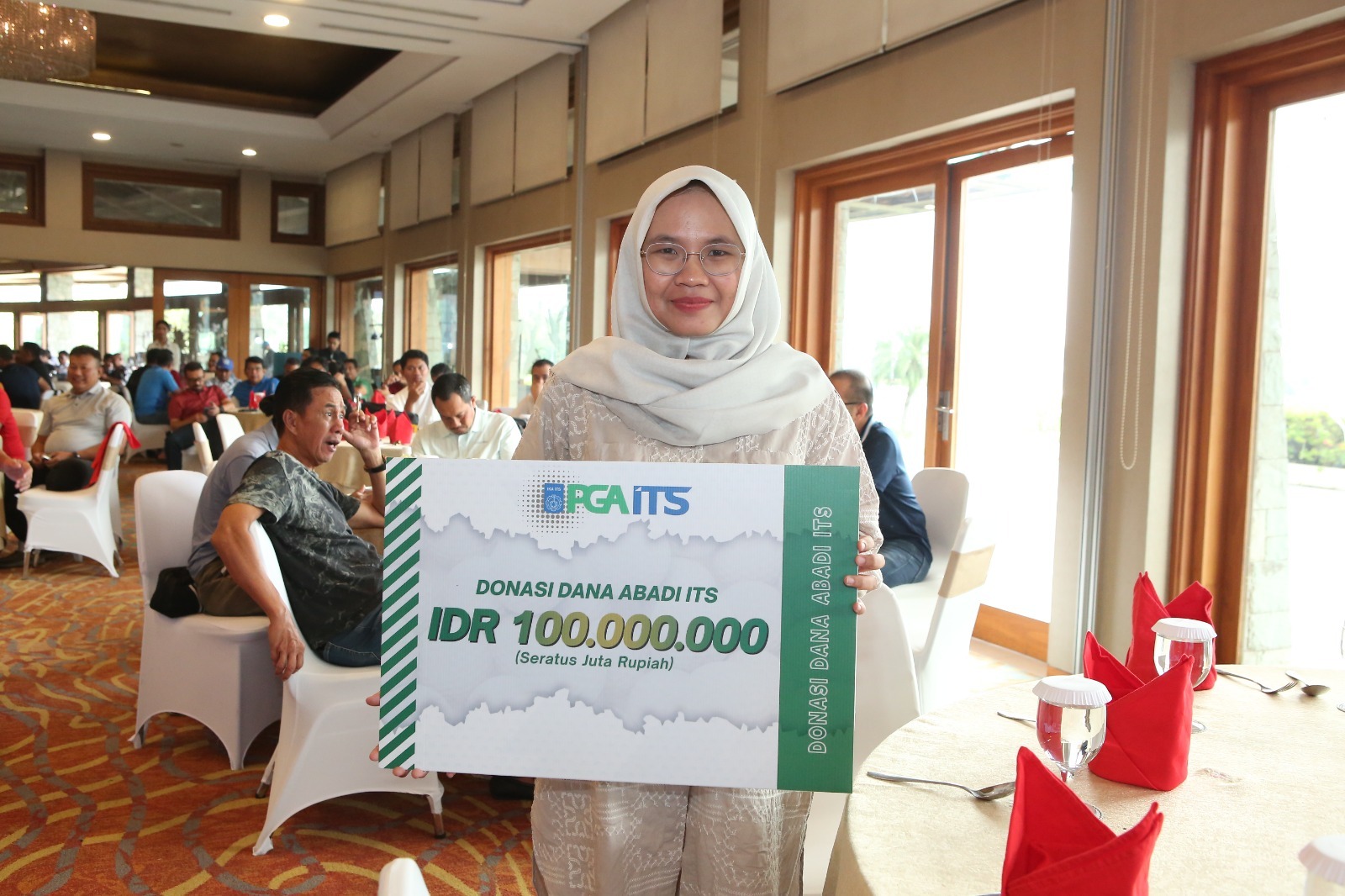 Gambar Sekretaris LPDA ITS Ir Safira Firdaus Mujiyanti ST MT ketika menerima simbolisasi Dana Abadi ITS dari alumni ITS dalam kegiatan PGA ITA Golf Tournament