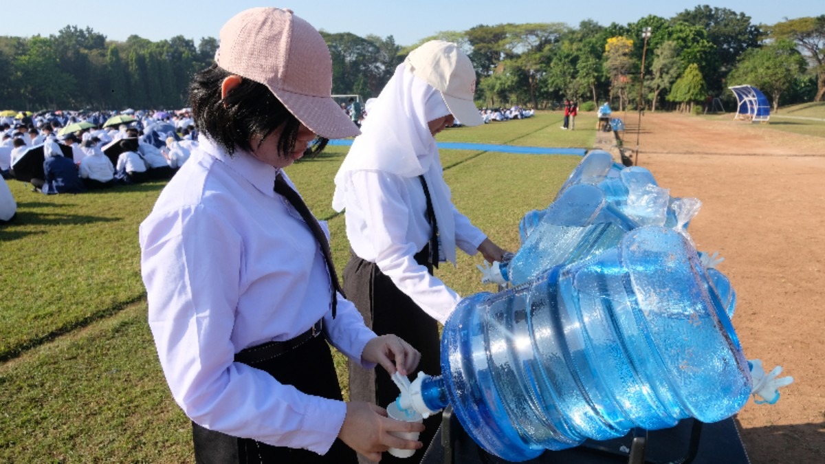 Gambar Maba ITS 2025 ketika mengisi ulang air dari fasilitas isi ulang air di perayaan PMB ITS 2025