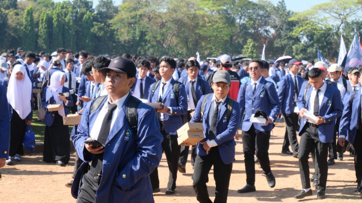 Gambar Maba ITS 2025 berjalan kaki ketika menuju dan meninggalkan Stadion ITS dalam perayaan PMB ITS 2025