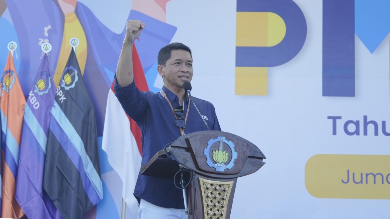 Gambar Rektor ITS Prof Ir Bambang Pramujati ST MScEng PhD saat menyampaikan sambutan pengukuhan di hadapan 6.993 mahasiswa baru ITS