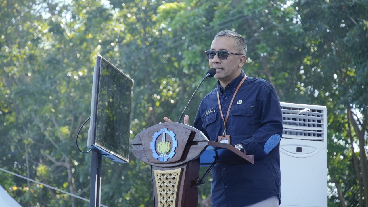 Gambar Staf Ahli Wali Kota Surabaya Bidang Pembangunan, Ekonomi dan Keuangan Dr Agus Imam Sonhaji ST MMT saat memberikan sambutan pada Pengukuhan Mahasiswa Baru ITS 2025