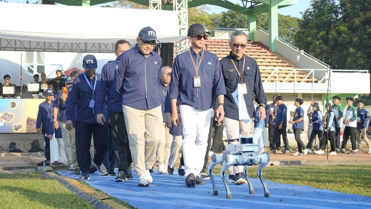 Gambar Rektor ITS Prof Ir Bambang Pramujati ST MScEng PhD bersama jajaran pimpinan ITS saat memasuki tempat pengukuhan mahasiswa baru dipandu oleh RoboDog ITS