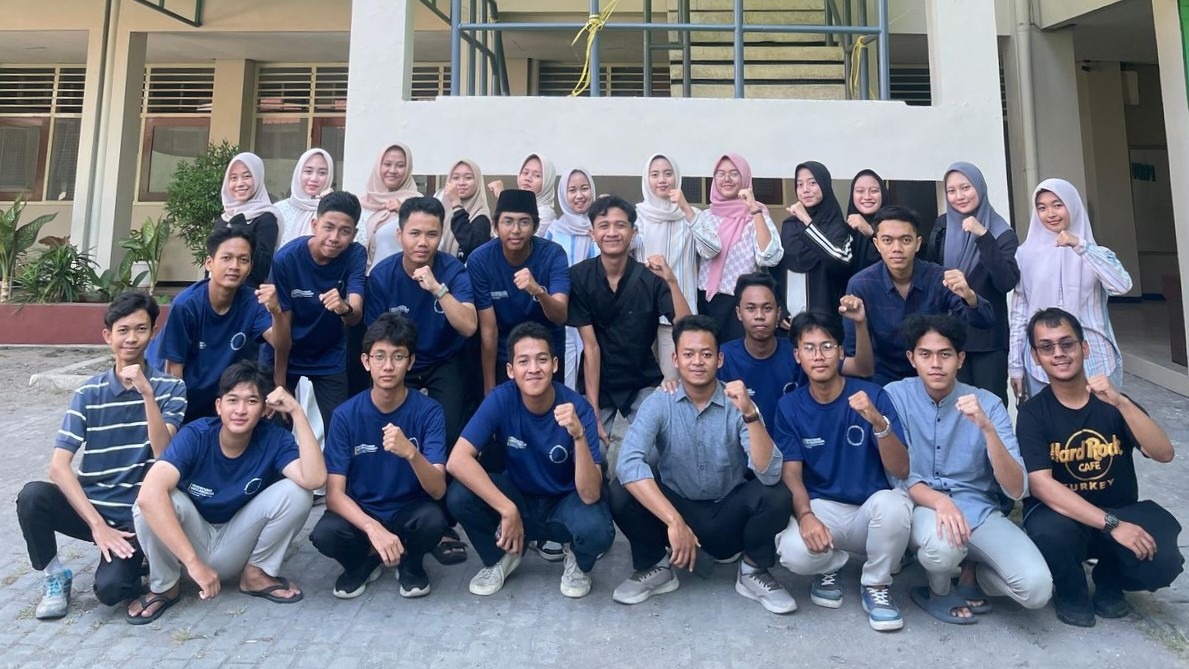 Gambar Safhira Najma (atas, tiga dari kiri) bersama teman-temannya saat mengikuti kegiatan keorganisasian di sekolahnya